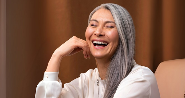 Warum werden Haare grau und wie kannst du sie natürlich pflegen und färben?